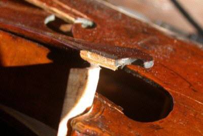 Restauration einer Geige, über die ein Auto gefahren ist