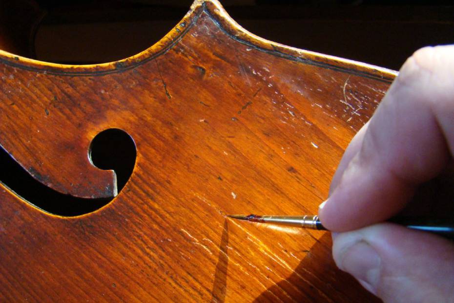 Retusche und Holzbeschädigung an einer  Cellodecke 