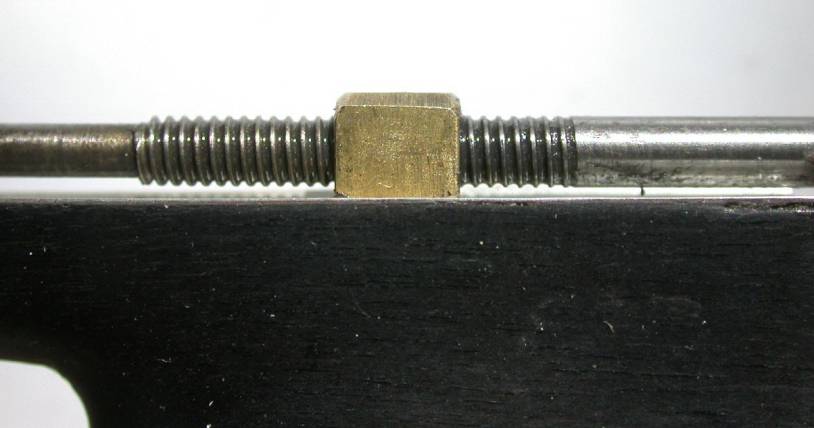 Die Bogenschraube verläuft nun parallel zum Frosch