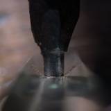 Der Ebenholzstift wird in den Bogenfrosch geleimt